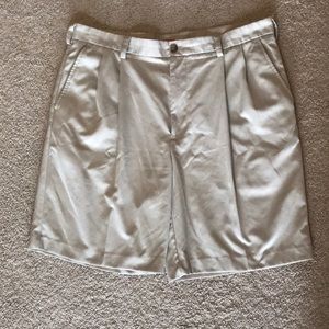 Men’s Izod khaki shorts 38”